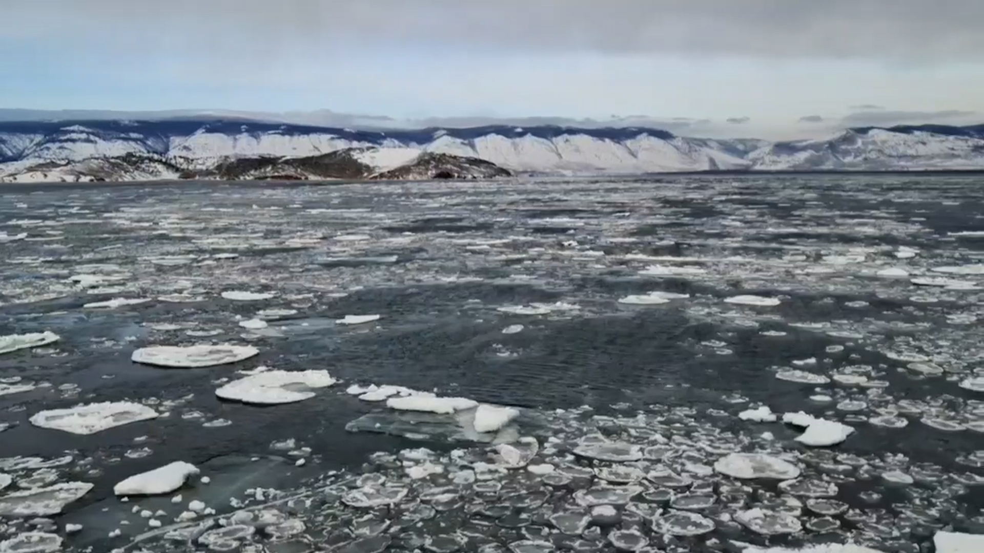 {Закрывают переправу}
