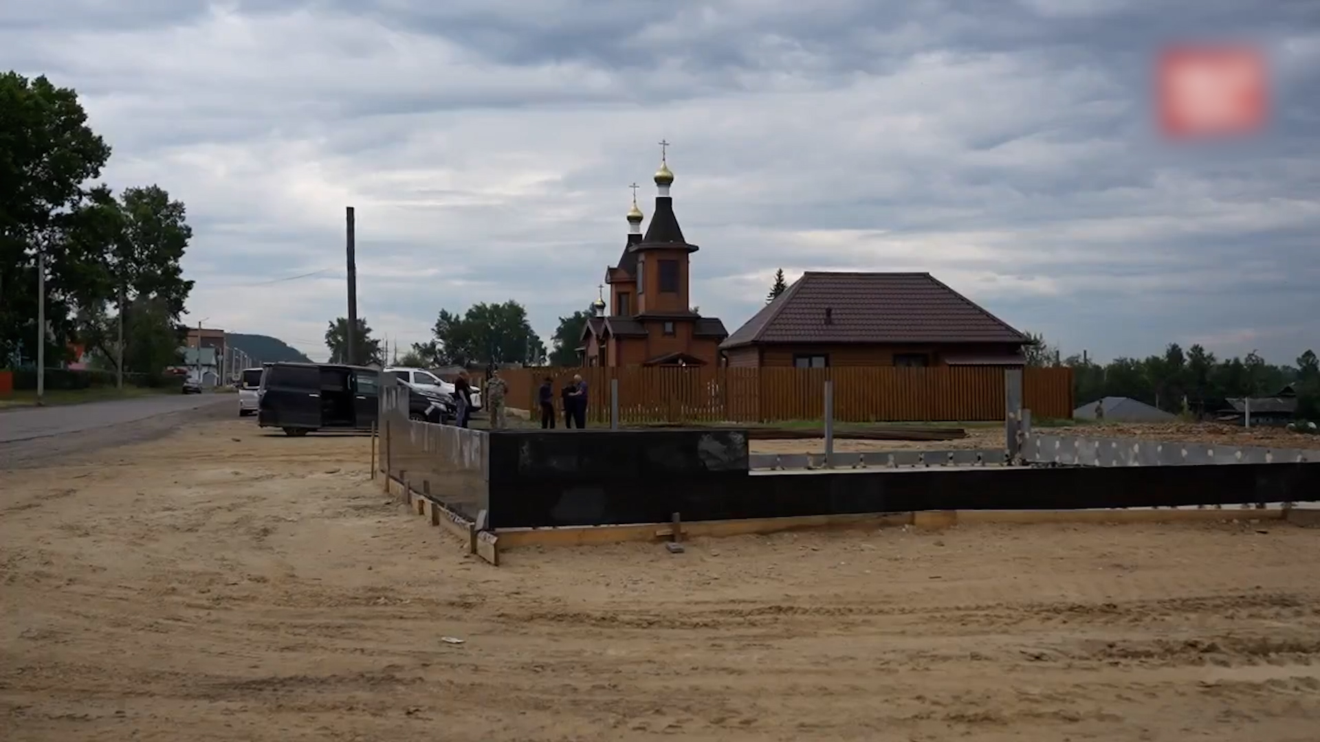 {Создают памятное место }