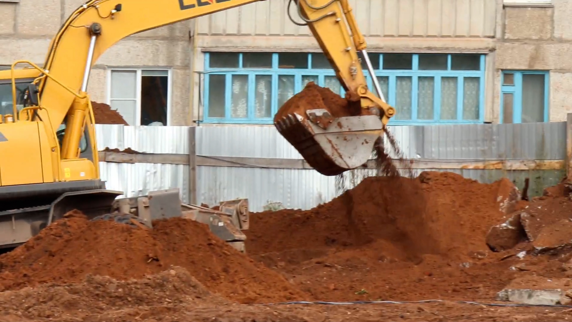 {Возводят школу }