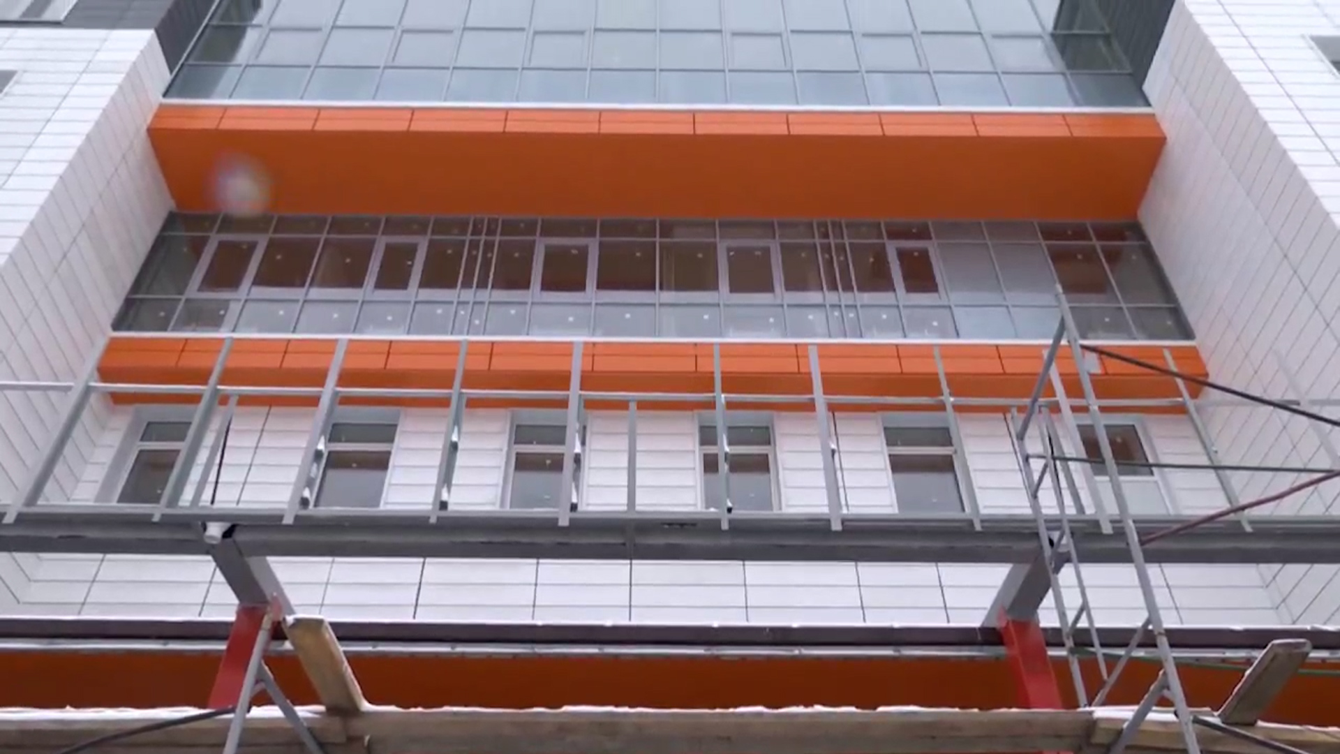 {Строят новое здание поликлиники}