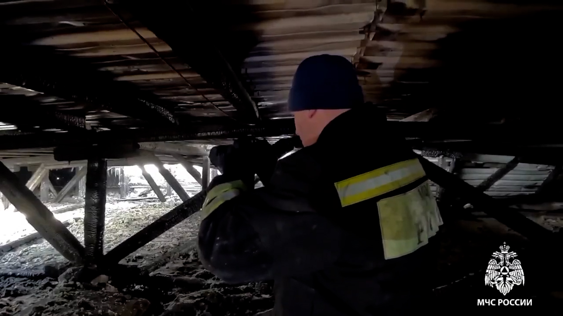 {Осмотрели место пожара }