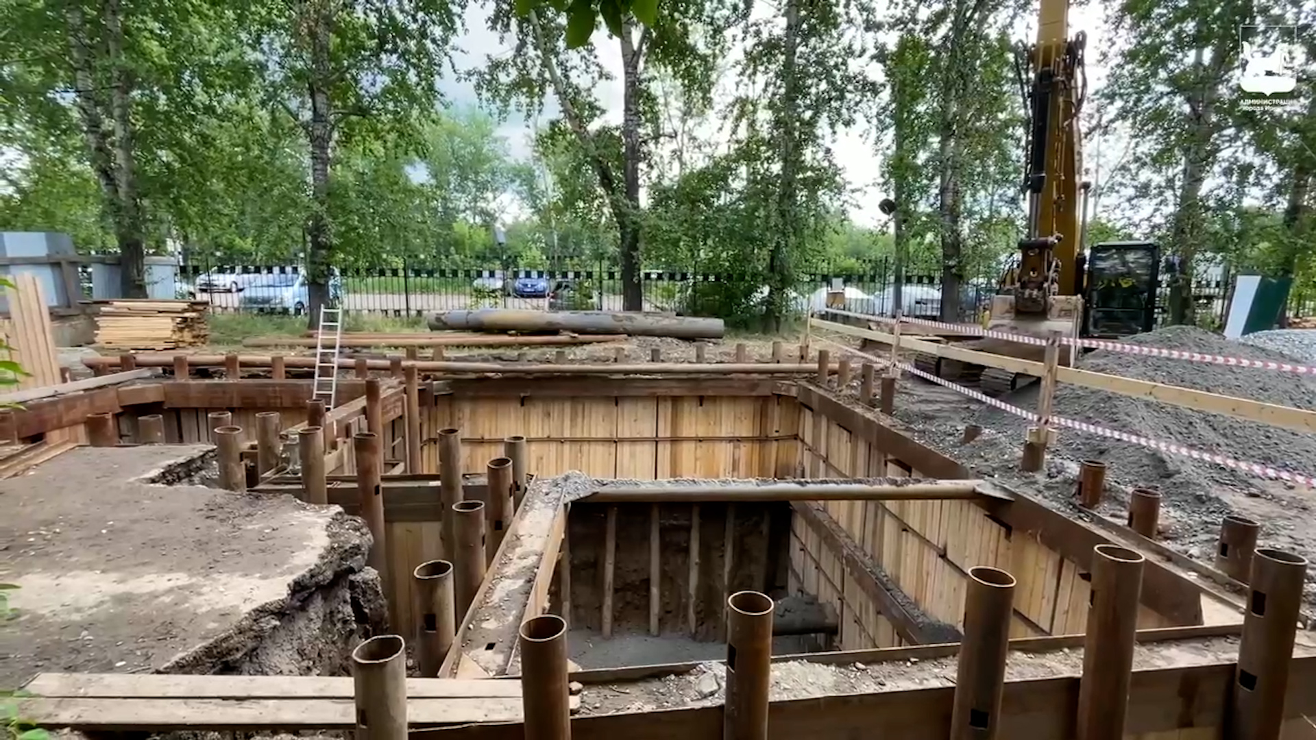 {Прокладывают трубопровод}