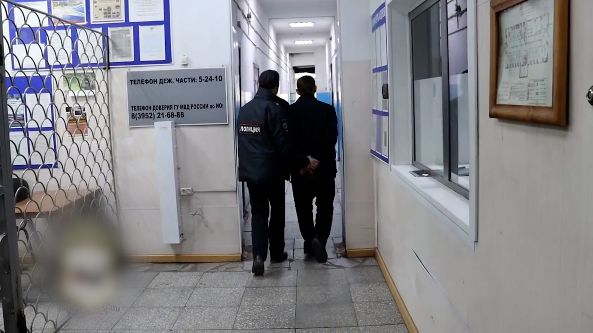 {Ограбил пожилую женщину}