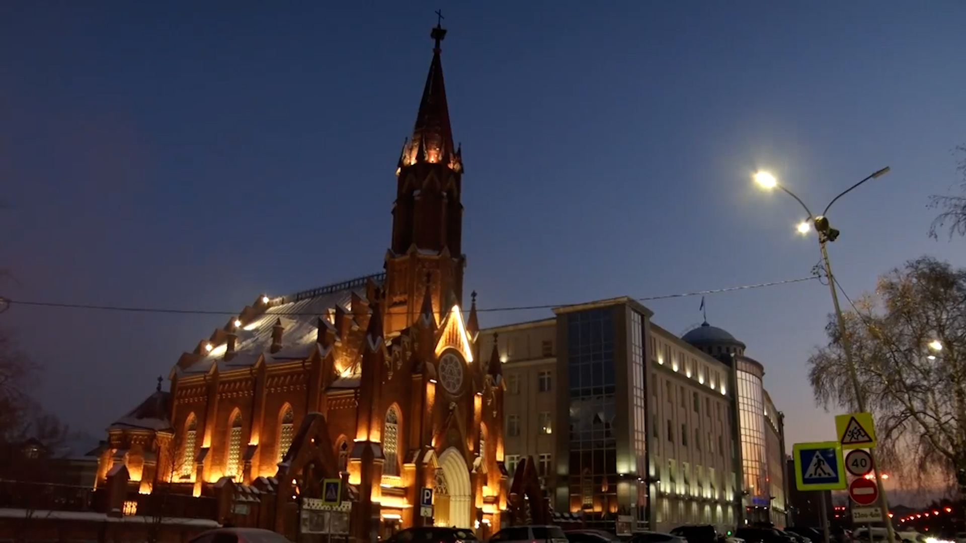 {Установили подсветку фасадов}