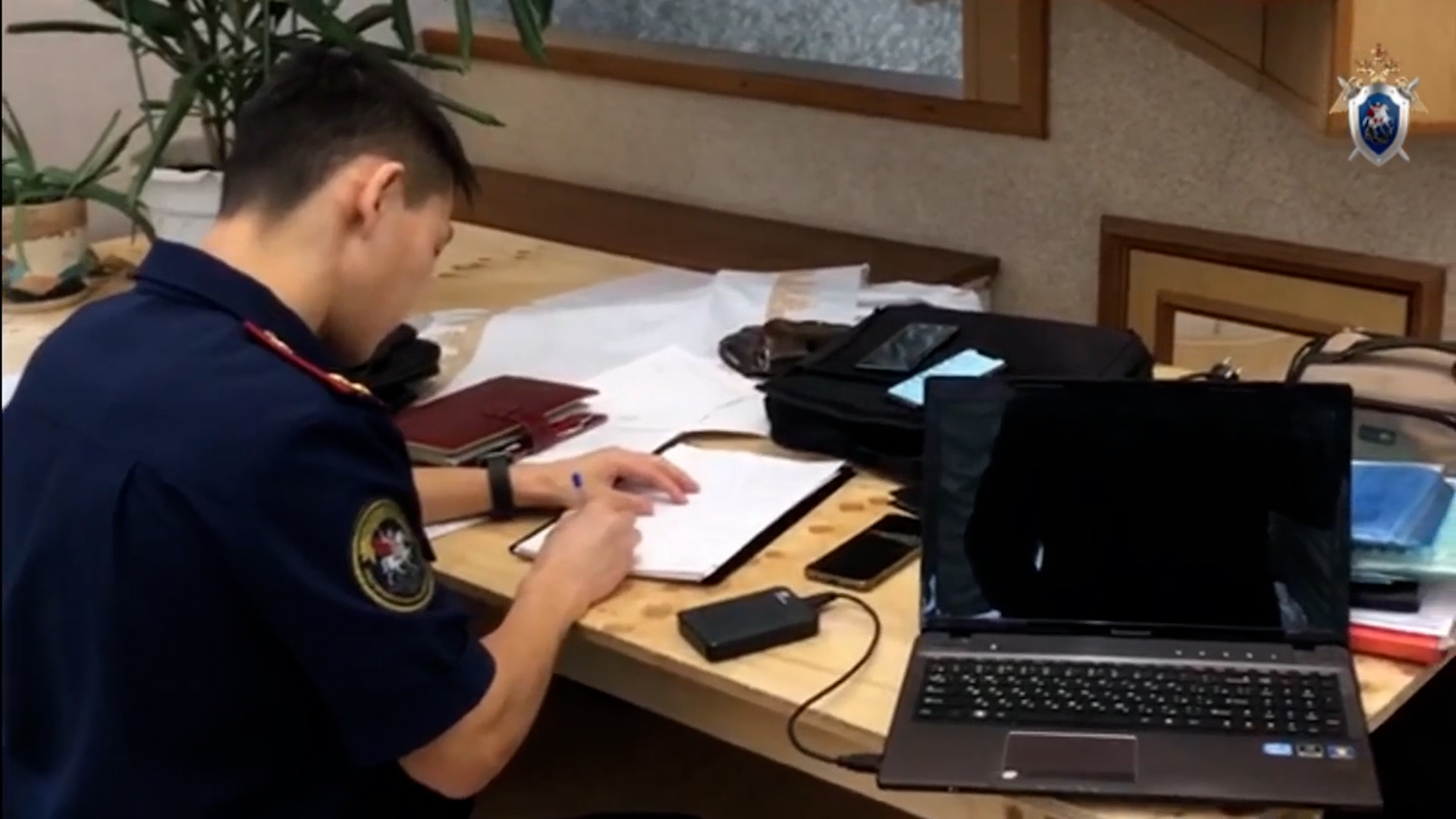 {Организовал незаконную миграцию }