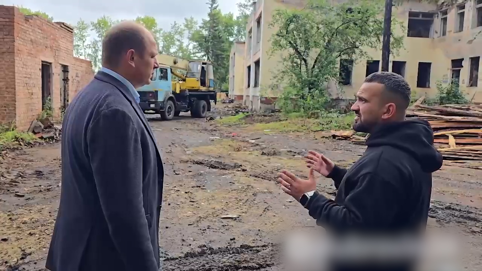 {Обустраивают старое здание }